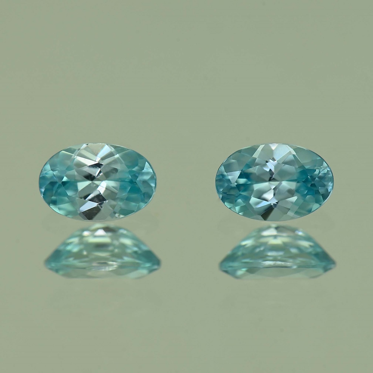 BlueZircon_oval_pair_6.0x4.0mm_1.35cts_H_zn2193